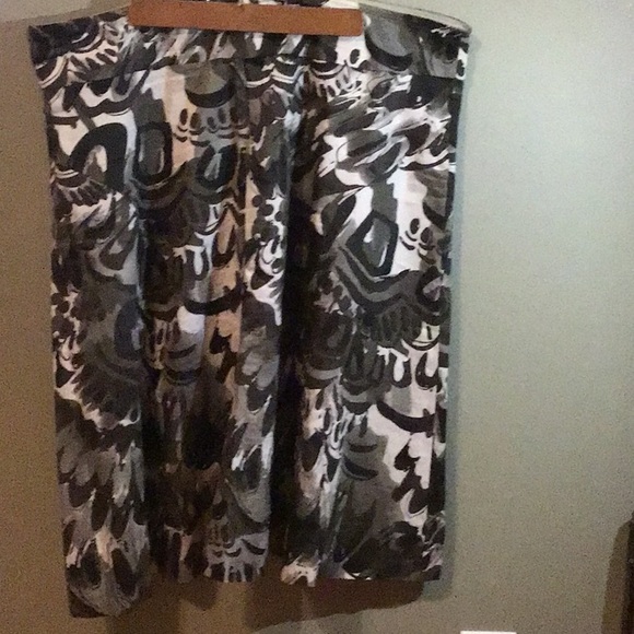 Ladies Flowy Lined Skirt with Abstract Pattern - Picture 2 of 4